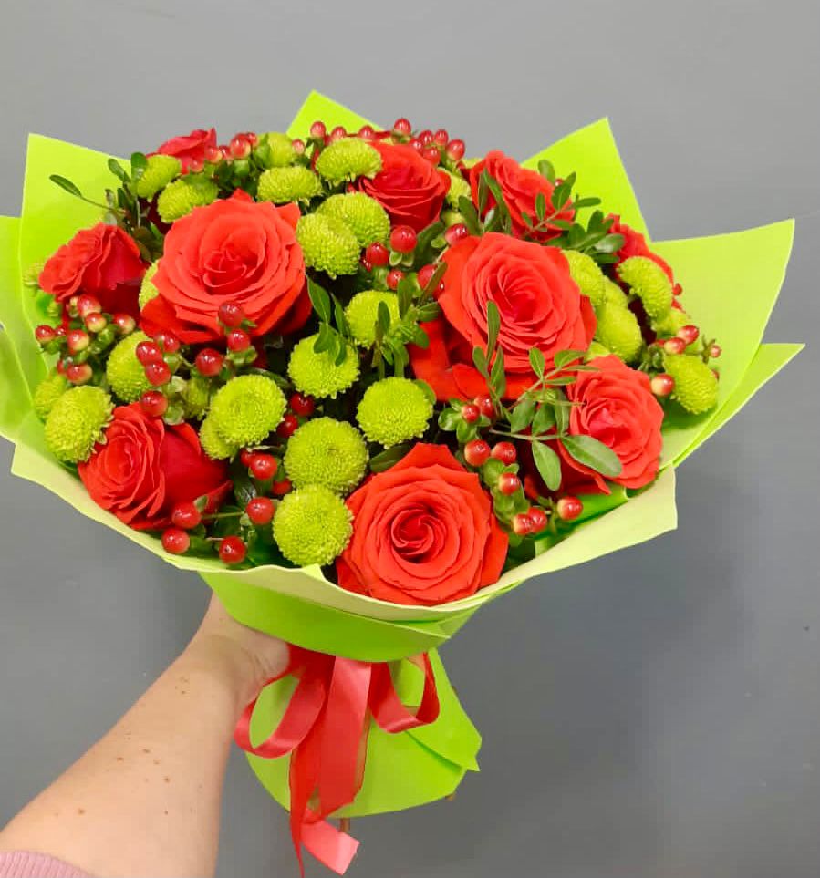 Букет цветов из: Хризантемы и Розы в Поселок дачного хозяйства Жуковка