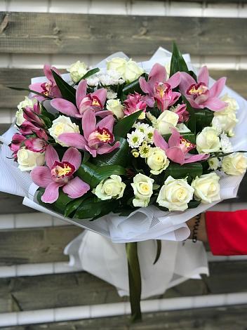 Букет цветов из: Розы и Хризантемы в Поселок дачного хозяйства Жуковка