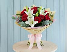 Букет цветов из:  Лилии и Розы в Поселок дачного хозяйства Жуковка
