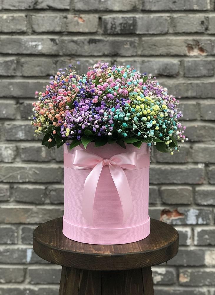 Цветочная композиция из Гипсофила и Розы в шляпной коробке в Поселок дачного хозяйства Жуковка