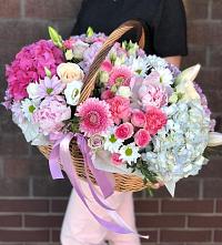 Композиция солнечный день в Поселок дачного хозяйства Жуковка Цветочная композиция из Розы, Хризантемы, Пионы и Лизиантусы в корзине в Поселок дачного хозяйства Жуковка