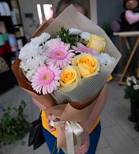 Букет цветов из:  Герберы, Розы и Хризантемы в Поселок дачного хозяйства Жуковка