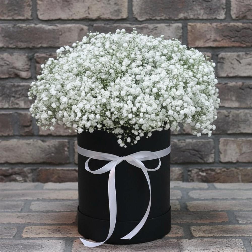 Цветочная композиция из Гипсофила в шляпной коробке в Поселок дачного хозяйства Жуковка