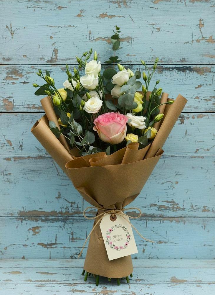 Букет цветов из: Розы и Лизиантусы в Поселок дачного хозяйства Жуковка