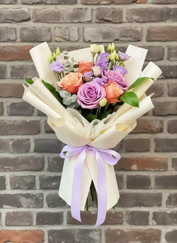 Букет цветов из: Лизиантусы и Розы в Поселок дачного хозяйства Жуковка