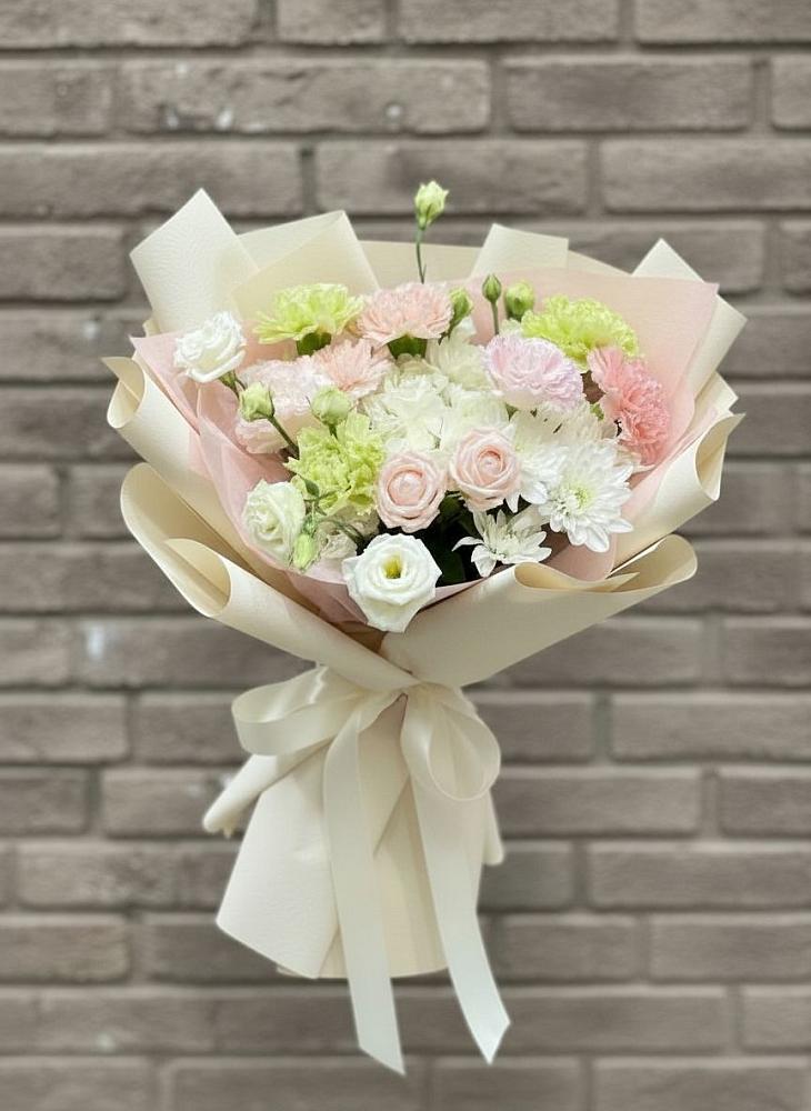 Букет цветов из: Гвоздики, Розы, Лизиантусы и Хризантемы в Поселок дачного хозяйства Жуковка