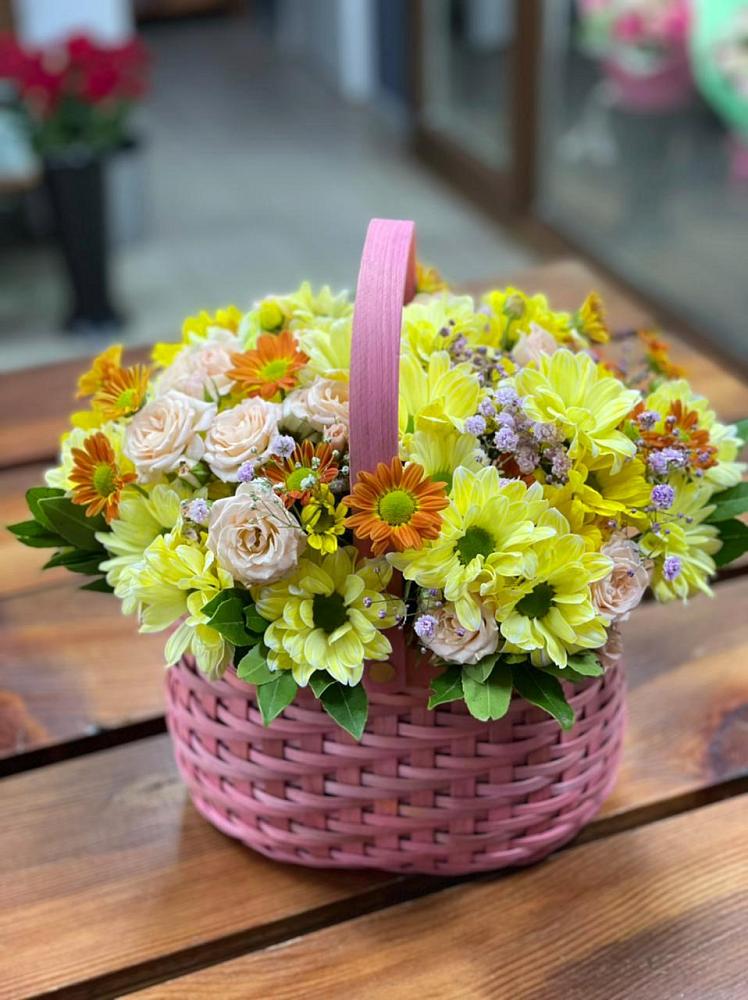 Цветочная композиция из Хризантемы и Розы в корзине в Поселок дачного хозяйства Жуковка