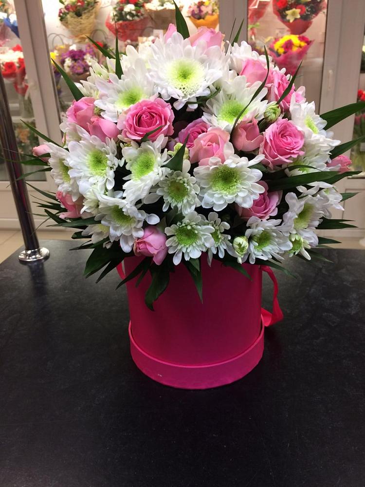 Цветочная композиция из Розы и Хризантемы в шляпной коробке в Поселок дачного хозяйства Жуковка