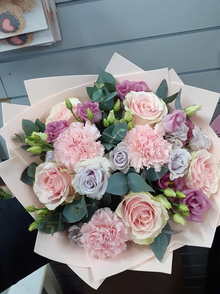 Букет цветов из: Розы, Гвоздики и Лизиантусы в Поселок дачного хозяйства Жуковка