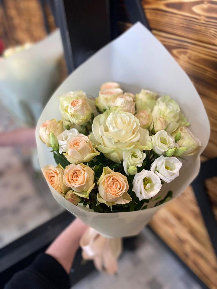 Букет цветов из: Розы и Лизиантусы в Поселок дачного хозяйства Жуковка